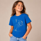 T-shirt enfant manche courte en coton biologique de couleur bleu roi avec un dessin représentant des planètes en forme de ballons tenu par le petit prince et son renard. La couleur de sérigraphie est beige. Zoom sur le t-shirt.