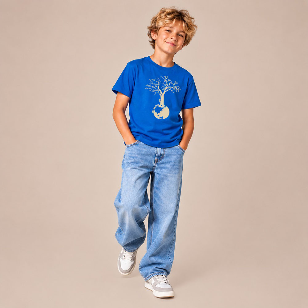 T-shirt enfant manche courte en coton biologique couleur bleu roi avec le dessin d'un arbre sur une planète et sérigraphie de couleur beige.