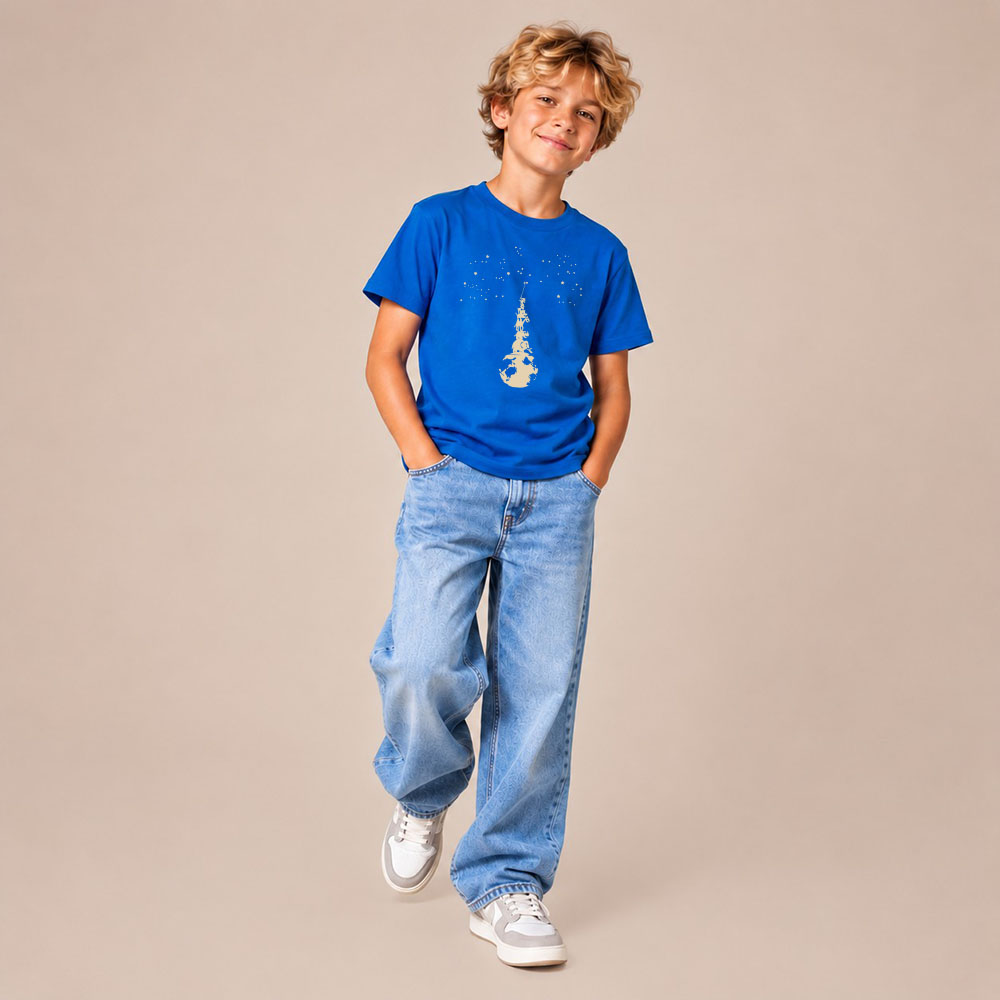 T-shirt enfant manche courte en coton biologique couleur bleu roi avec le dessin d'une pyramide d'animaux sur la planète qui attrapent les étoiles. La couleur de sérigraphie est beige.
