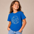 T-shirt enfant manche courte en coton biologique couleur bleu roi avec le dessin d'un yin et yang de la nature, d'un coté les montagnes et de l'autre la plage la sérigraphie est de couleur beige. Zoom sur le t-shirt.