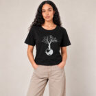 T-shirt femme manche courte en coton biologique couleur noir avec le dessin d'un arbre sur une planète et sérigraphie de couleur argenté. Zoom sur le t-shirt.