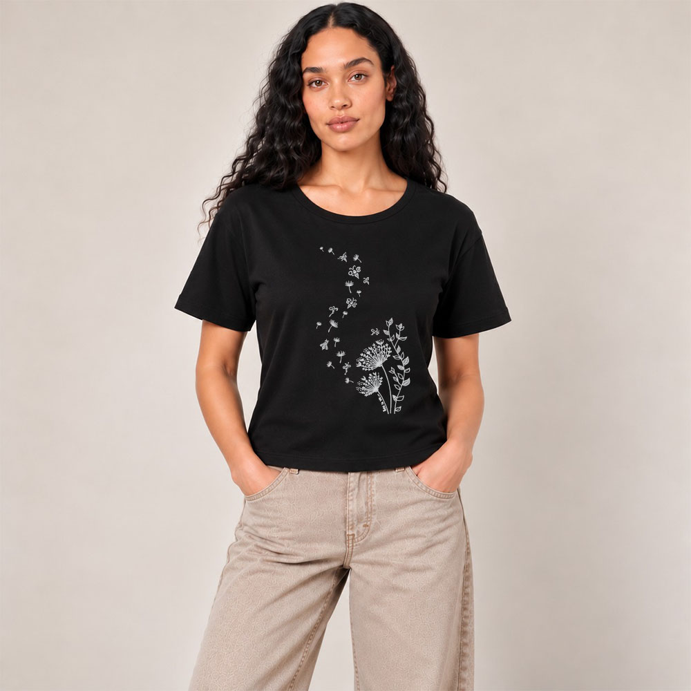 T-shirt femme à manche courte en coton biologique couleur noir avec un dessin d'abeilles s'envolant d'un pissenlit . Avec une inscription ' Bee la vie ', la sérigraphie est de couleur argenté. Zoom sur le t-shirt.