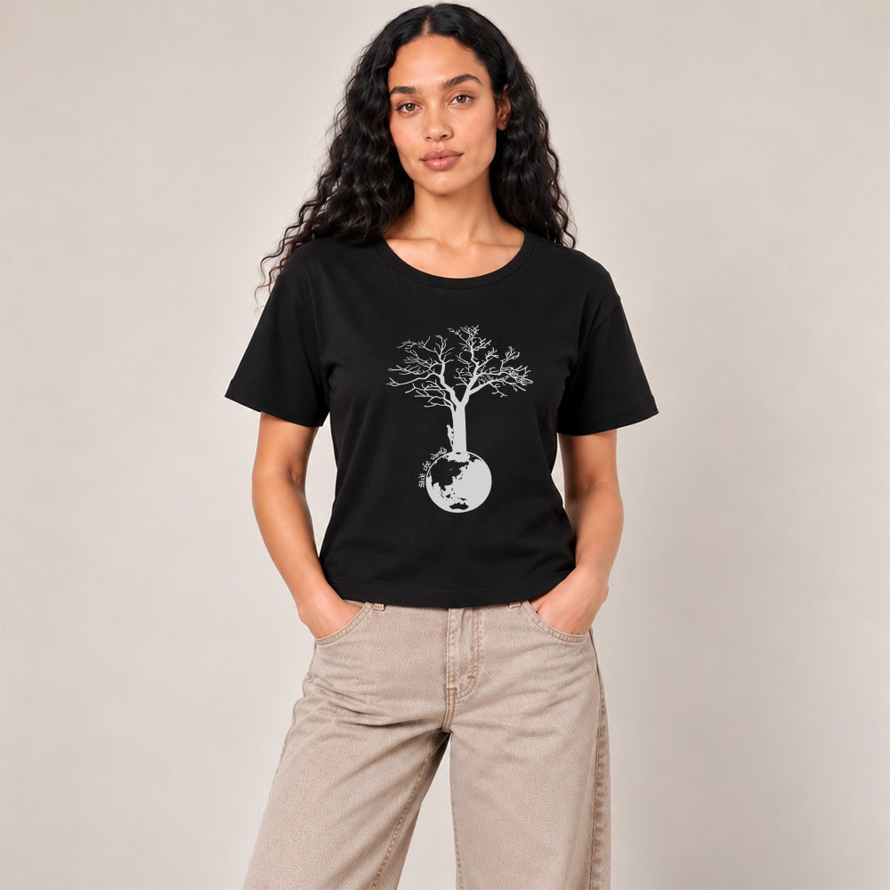 T-shirt femme manche courte en coton biologique couleur noir avec le dessin d'un arbre sur une planète et sérigraphie de couleur argenté. Zoom sur le t-shirt.