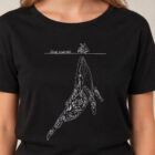 T-shirt femme manche courte en coton biologique de couleur noir avec un dessin représentant une baleine avec des motifs polynésiens en sérigraphie de couleur argenté. Zoom sur le t-shirt.