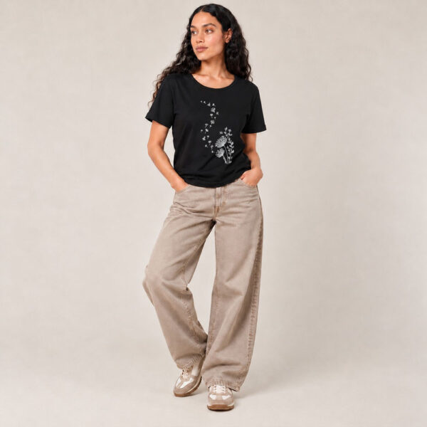 T-shirt femme à manche courte en coton biologique couleur noir avec un dessin d'abeilles s'envolant d'un pissenlit . Avec une inscription ' Bee la vie ', la sérigraphie est de couleur argenté.