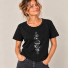T-shirt femme manche courte en coton biologique couleur noir avec le dessin de chaque élément de la nature, la sérigraphie est de couleur argenté. Zoom sur le t-shirt.