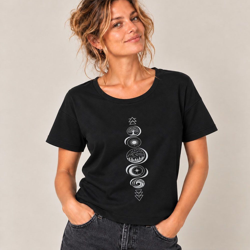 T-shirt femme manche courte en coton biologique couleur noir avec le dessin de chaque élément de la nature, la sérigraphie est de couleur argenté. Zoom sur le t-shirt.