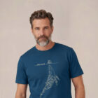 T-shirt homme manche courte en coton biologique couleur bleu denim avec un dessin représentant une baleine avec des motifs polynésiens en sérigraphie de couleur beige. Zoom sur le dessin.