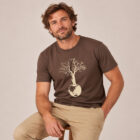 T-shirt homme manche courte en coton biologique couleur mocha avec le dessin d'un arbre sur une planète et sérigraphie de couleur beige. Zoom sur le t-shirt,