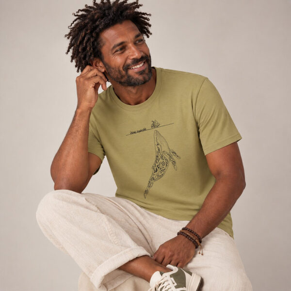 T-shirt homme manche courte en coton biologique couleur olive avec un dessin représentant une baleine avec des motifs polynésiens en sérigraphie de couleur noir.