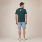 T-shirt homme manche courte en coton biologique de couleur vert sapin vue de dos avec le dessin de la marque entre les épaules et la sérigraphie est de couleur beige.