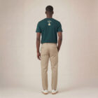 T-shirt homme manche courte en coton biologique de couleur vert sapin vue de dos avec le dessin de la marque entre les épaules et la sérigraphie est de couleur beige.