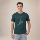 T-shirt homme manche courte en coton biologique couleur vert sapin avec un dessin représentant une baleine avec des motifs polynésiens en sérigraphie de couleur beige. Zoom sur le dessin. Zoom sur le t-shirt.