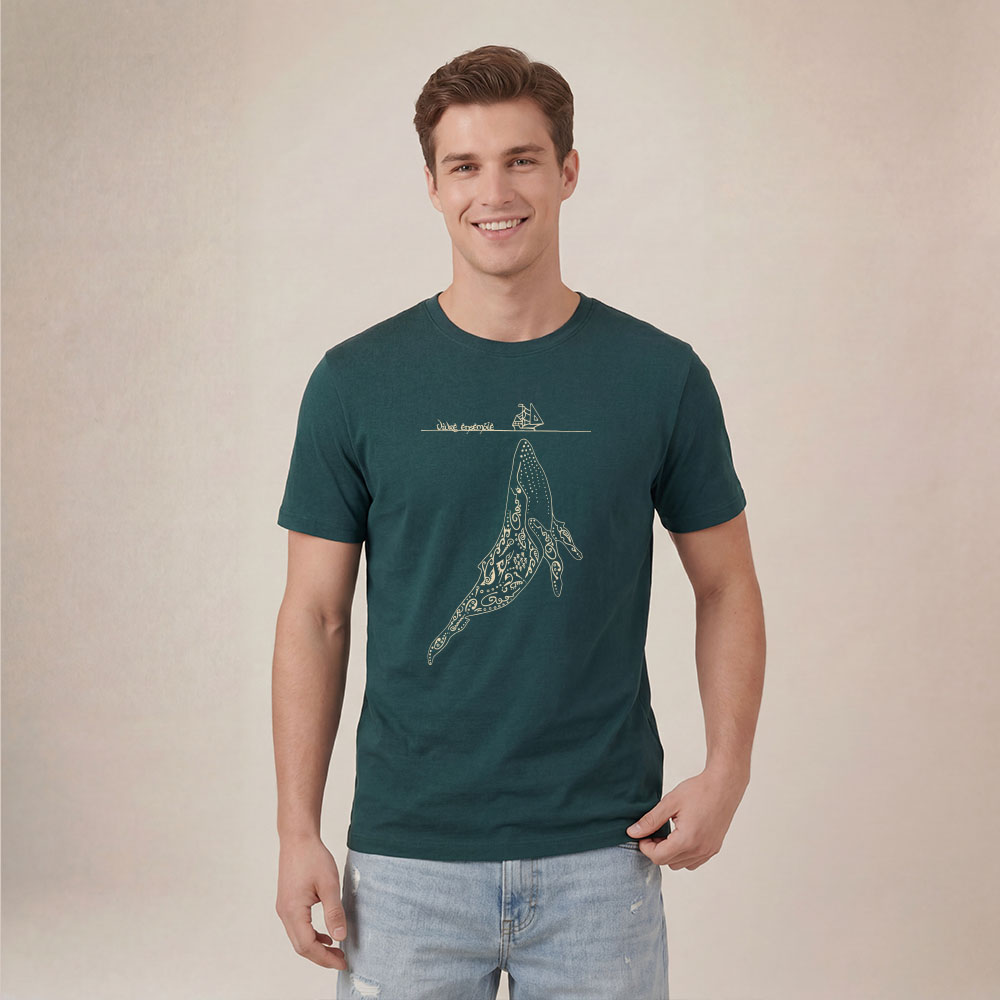 T-shirt homme manche courte en coton biologique couleur vert sapin avec un dessin représentant une baleine avec des motifs polynésiens en sérigraphie de couleur beige. Zoom sur le dessin. Zoom sur le t-shirt.