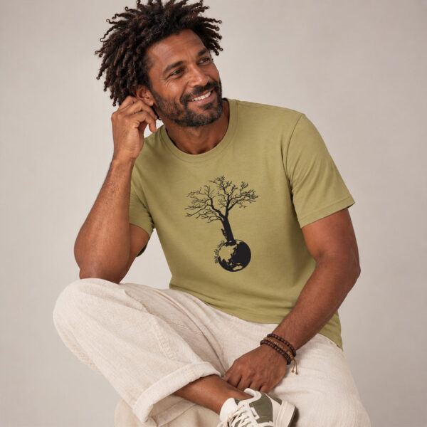 T-shirt homme manche courte en coton biologique couleur olive avec le dessin d'un arbre sur une planète et sérigraphie de couleur noir.