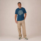 T-shirt homme manche courte en coton biologique de couleur bleu denim avec le dessin d'une coupe de bois formée par des petits animaux la sérigraphie est de couleur beige.