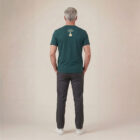 T-shirt homme manche courte en coton biologique de couleur vert sapin vue de dos avec le dessin de la marque entre les épaules et la sérigraphie est de couleur beige.