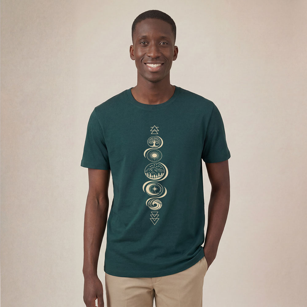 T-shirt homme manche courte en coton biologique couleur vert sapin avec le dessin de chaque élément de la nature, la sérigraphie est de couleur beige. Zoom sur le t-shirt.