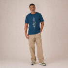 T-shirt homme manche courte en coton biologique couleur bleu denim avec le dessin de chaque élément de la nature, la sérigraphie est de couleur beige.