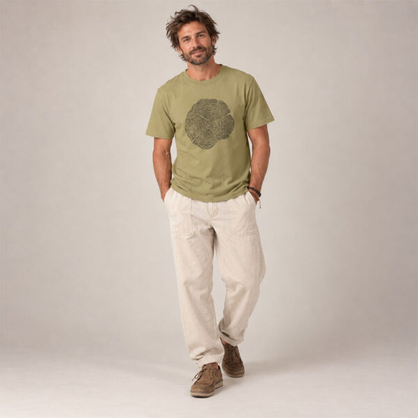 T-shirt homme manche courte en coton biologique de couleur olive avec le dessin d'une coupe de bois formée par des petits animaux la sérigraphie est de couleur noir.