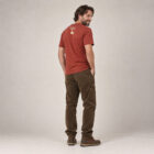 T-shirt homme manche courte en coton biologique de couleur rouge lave vue de dos avec le dessin de la marque entre les épaules et la sérigraphie est de couleur beige.