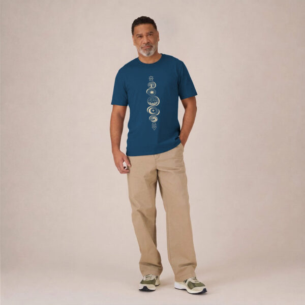 T-shirt homme manche courte en coton biologique couleur bleu denim avec le dessin de chaque élément de la nature, la sérigraphie est de couleur beige.