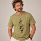 T-shirt homme manche courte en coton biologique couleur olive avec le dessin de chaque élément de la nature, la sérigraphie est de couleur noir. Zoom sur le t-shirt.