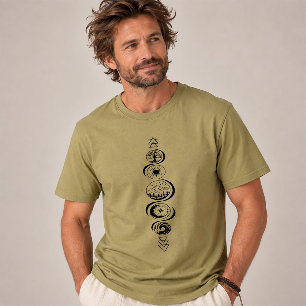 T-shirt homme manche courte en coton biologique couleur olive avec le dessin de chaque élément de la nature, la sérigraphie est de couleur noir. Zoom sur le t-shirt.