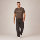 T-shirt homme manche courte en coton biologique de couleur mocha avec un dessin représentant les éléments de la nature sur une ligne avec l'inscription des racines aux étoiles la de sérigraphie est de couleur beige.