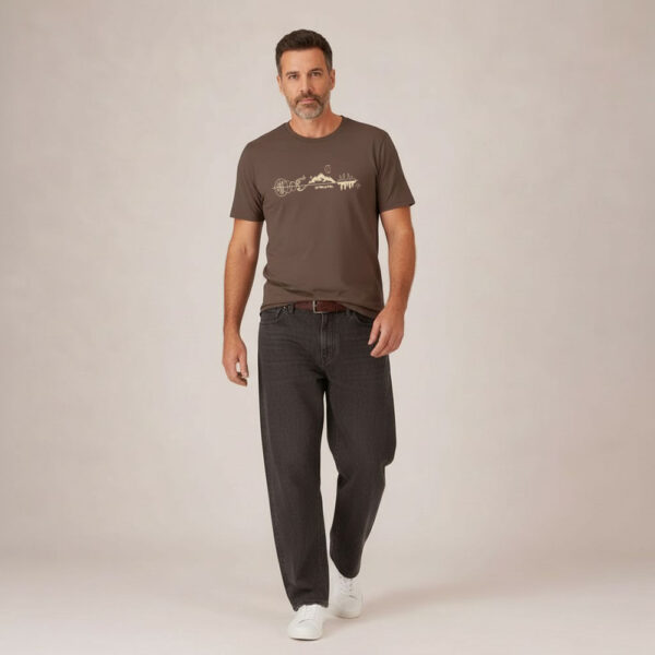 T-shirt homme manche courte en coton biologique de couleur mocha avec un dessin représentant les éléments de la nature sur une ligne avec l'inscription des racines aux étoiles la de sérigraphie est de couleur beige.