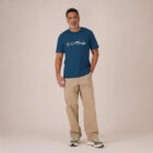 T-shirt homme manche courte en coton biologique de couleur bleu denim avec un dessin représentant les éléments de la nature sur une ligne avec l'inscription des racines aux étoiles la de sérigraphie est de couleur beige.