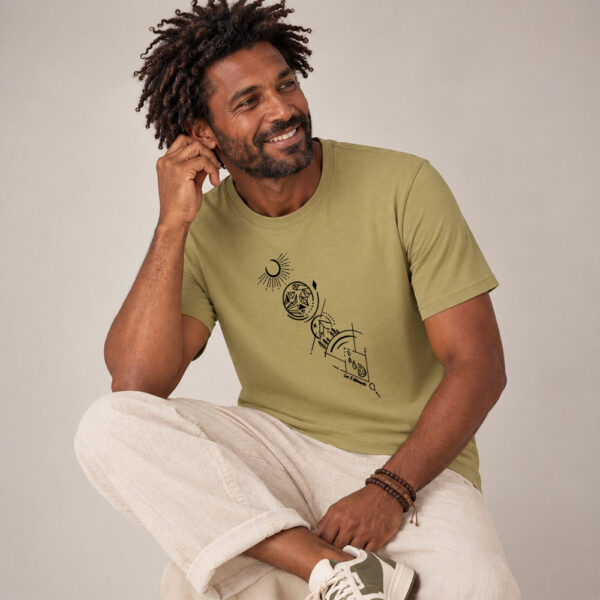 T-shirt homme manche courte en coton biologique couleur olive avec un dessin représentant les cinq éléments et la sérigraphie est de couleur noir.
