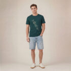 T-shirt homme manche courte en coton biologique couleur vert sapin avec un dessin représentant les cinq éléments et la sérigraphie est de couleur beige.