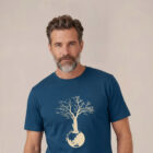 T-shirt homme manche courte en coton biologique couleur bleu denim avec le dessin d'un arbre sur une planète et sérigraphie de couleur beige. Zoom sur le t-shirt.