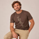 T-shirt homme manche courte en coton biologique couleur mocha avec un dessin représentant les cinq éléments et la sérigraphie est de couleur beige. Zoom sur le t-shirt.