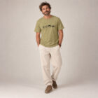 T-shirt homme manche courte en coton biologique de couleur olive avec un dessin représentant les éléments de la nature sur une ligne avec l'inscription des racines aux étoiles la de sérigraphie est de couleur noir.