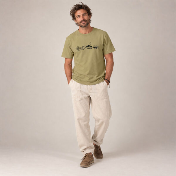 T-shirt homme manche courte en coton biologique de couleur olive avec un dessin représentant les éléments de la nature sur une ligne avec l'inscription des racines aux étoiles la de sérigraphie est de couleur noir.