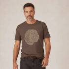 T-shirt homme manche courte en coton biologique de couleur mocha avec le dessin d'une coupe de bois formée par des petits animaux la sérigraphie est de couleur beige. Zoom sur le t-shirt.