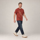 T-shirt homme manche courte en coton biologique couleur rouge lave avec un dessin représentant les cinq éléments et la sérigraphie est de couleur beige.