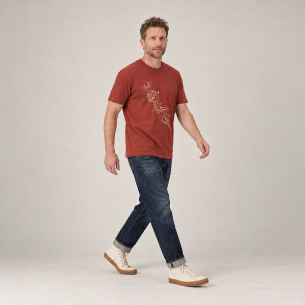 T-shirt homme manche courte en coton biologique couleur rouge lave avec un dessin représentant les cinq éléments et la sérigraphie est de couleur beige.