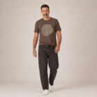 T-shirt homme manche courte en coton biologique de couleur mocha avec le dessin d'une coupe de bois formée par des petits animaux la sérigraphie est de couleur beige.