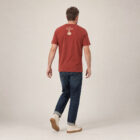 T-shirt homme manche courte en coton biologique de couleur rouge lave vue de dos avec le dessin de la marque entre les épaules et la sérigraphie est de couleur beige.