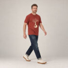 T-shirt homme manche courte en coton biologique couleur rouge lave avec le dessin d'un arbre sur une planète et sérigraphie de couleur beige.