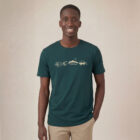 T-shirt homme manche courte en coton biologique de couleur vert sapin avec un dessin représentant les éléments de la nature sur une ligne avec l'inscription des racines aux étoiles la de sérigraphie est de couleur beige. Zoom sur le t-shirt.
