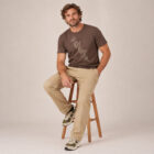 T-shirt homme manche courte en coton biologique couleur mocha avec un dessin représentant les cinq éléments et la sérigraphie est de couleur beige.