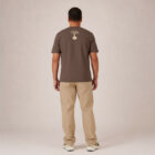 T-shirt homme manche courte en coton biologique de couleur mocha vue de dos avec le dessin de la marque entre les épaules et la sérigraphie est de couleur beige.