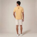 T-shirt homme manche courte en coton biologique de couleur blé vue de dos avec le dessin de la marque entre les épaules et la sérigraphie est de couleur marron.