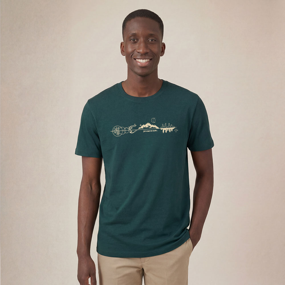 T-shirt homme manche courte en coton biologique de couleur vert sapin avec un dessin représentant les éléments de la nature sur une ligne avec l'inscription des racines aux étoiles la de sérigraphie est de couleur beige. Zoom sur le t-shirt.
