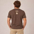 T-shirt homme manche courte en coton biologique de couleur mocha vue de dos avec le dessin de la marque entre les épaules et la sérigraphie est de couleur beige.