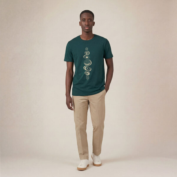 T-shirt homme manche courte en coton biologique couleur vert sapin avec le dessin de chaque élément de la nature, la sérigraphie est de couleur beige.